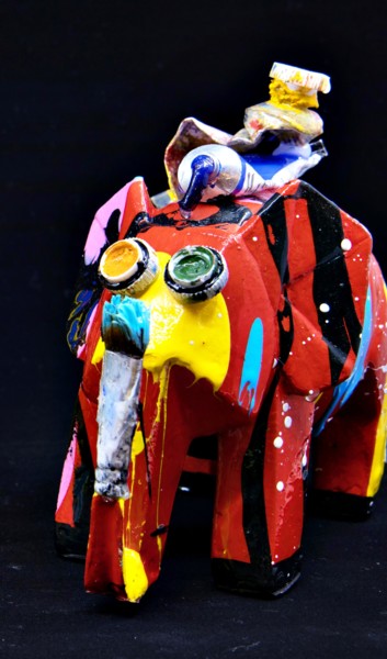 Sculpture intitulée "Elephant Rouge" par Tess, Œuvre d'art originale, Résine