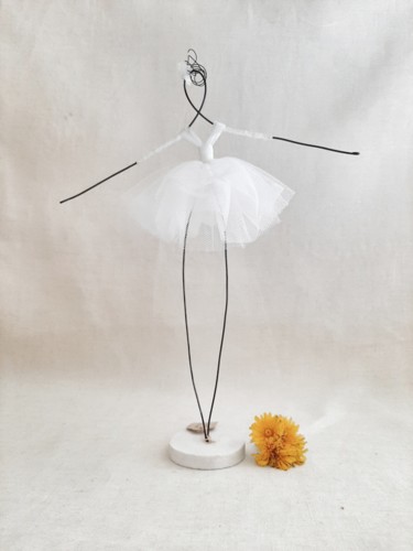 Skulptur mit dem Titel "Danseuse modèle ori…" von Au Fil D'Anne, Original-Kunstwerk, Draht