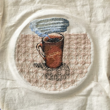 Textielkunst getiteld "A cup of coffee on…" door Aura Cruz, Origineel Kunstwerk, Borduurwerk
