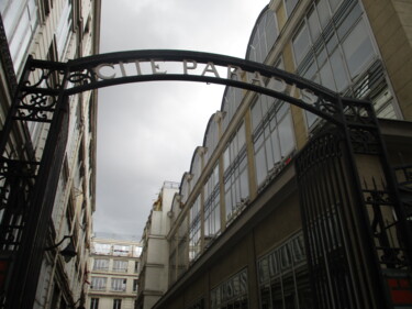 Фотография под названием "Cité Paradis à Paris" - Aurélien Comte, Подлинное произведение искусства, Цифровая фотография