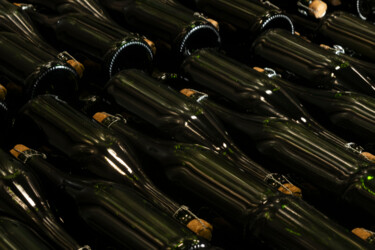 Photographie intitulée "Mise en bouteilles" par Aurélien Comte, Œuvre d'art originale, Photographie numérique