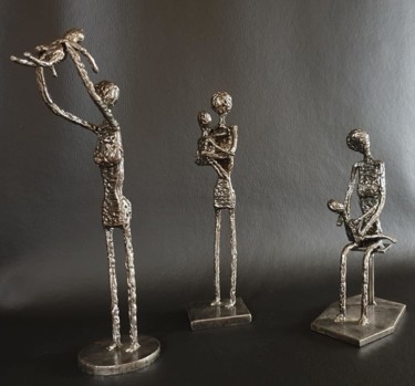 Skulptur mit dem Titel "La mère et l'enfant…" von Sandrine Plumard, Original-Kunstwerk, Metalle