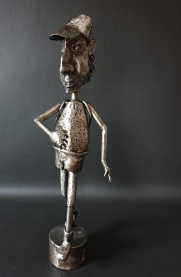 Skulptur mit dem Titel "Le randonneur" von Sandrine Plumard, Original-Kunstwerk, Metalle