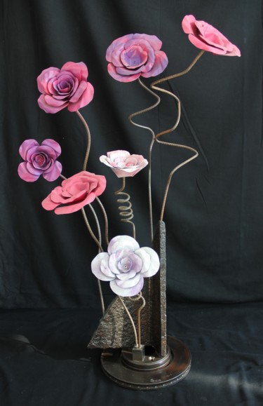 Sculpture titled "Roses sur support" by Gerg, Original Artwork, Metals