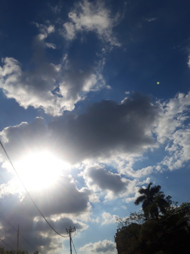 Fotografia zatytułowany „Blue sky with patch…” autorstwa Avik Chakravorty, Oryginalna praca, Fotografia cyfrowa