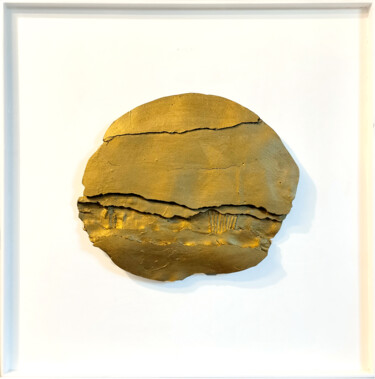 Скульптура под названием "Layers in gold" - Ilana Aviv, Подлинное произведение искусства, бетон Установлен на Деревянная пан…