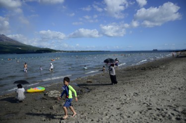 Photographie intitulée "Umbrella beach, Iso…" par Aymé Wintjens, Œuvre d'art originale, Photographie non manipulée