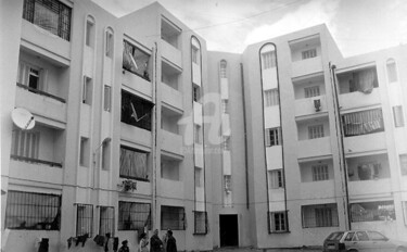 Photographie intitulée "Nouveaux logements" par Ferial Baba Aissa, Œuvre d'art originale