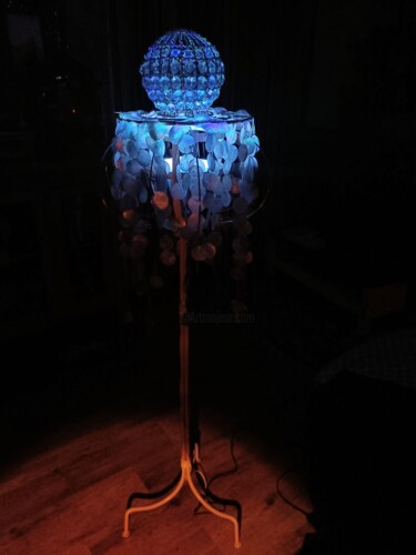 Художественная композиция под названием "'Space 'lamp" - Babette Van Emmerik, Подлинное произведение искусства, Мебель