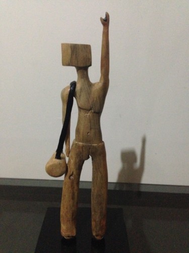 Escultura intitulada "capoeirista" por R Bacchi, Obras de arte originais, Madeira