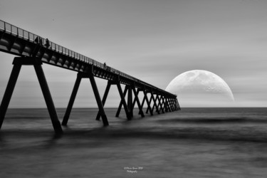 Фотография под названием "Walking to the Moon" - Olivier Barau, Подлинное произведение искусства, Манипулированная фотография