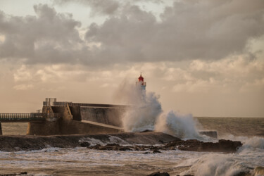 Photographie intitulée "Vague sur le phare" par Olivier Barau, Œuvre d'art originale, Photographie numérique