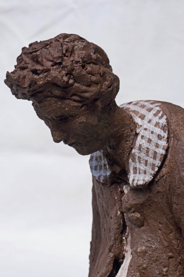 Sculptuur getiteld "j'attends le train" door Barbotine Ciselet, Origineel Kunstwerk, Terra cotta
