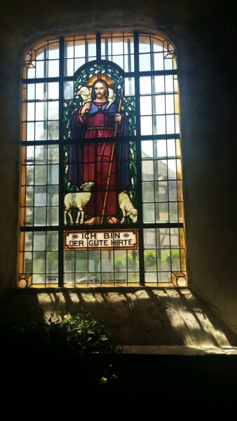 Photographie intitulée "Vitrail église Sain…" par Barbouilletto, Œuvre d'art originale, Photographie numérique