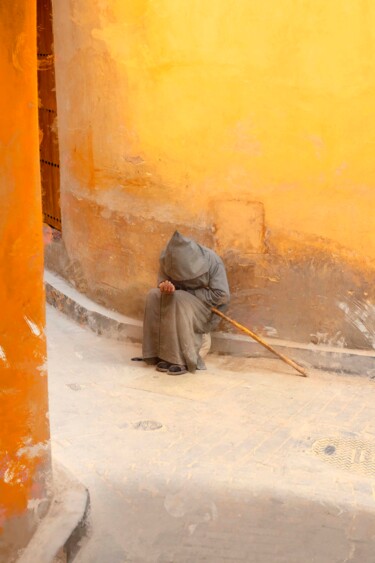 Photographie intitulée "Lonely beggar" par Bart Debo, Œuvre d'art originale, Photographie numérique