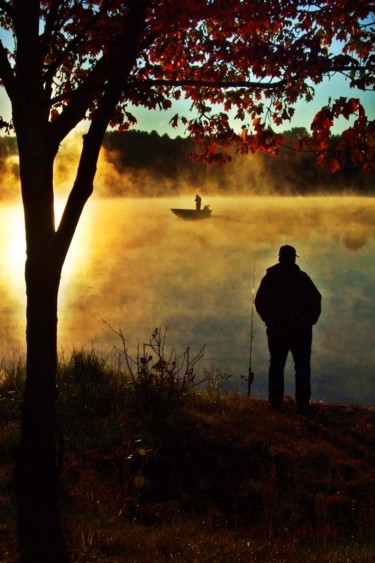 Fotografie mit dem Titel "Pratt Pond Fisherman" von Bavosi Photoart, Original-Kunstwerk, Digitale Fotografie