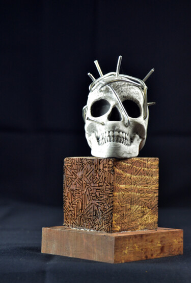 Skulptur mit dem Titel "Vanitas sur stèle 03" von Bayonas, Original-Kunstwerk, Gips