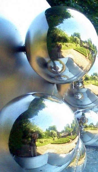 Photographie intitulée "Boules argentées" par Laura Bazzoni (Tzara), Œuvre d'art originale