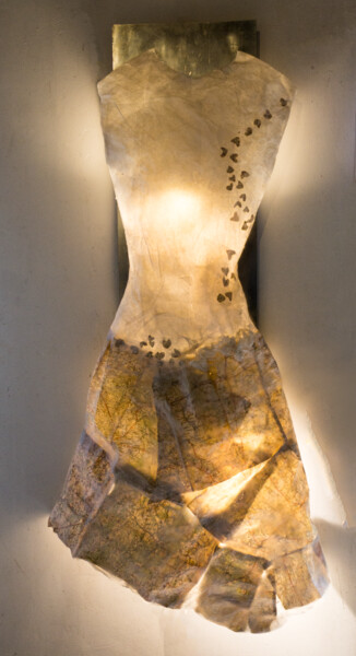 Sculpture titled "robe lumineuse 2" by Béatrice D, Original Artwork, Textile fiber Mounted on Aluminium