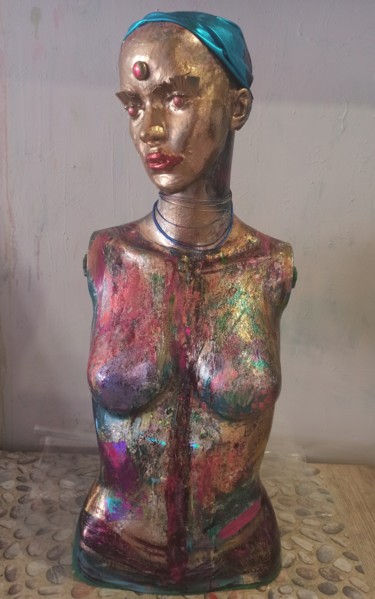 Escultura titulada "Dama metálica" por Maria Figueras (Kogollika), Obra de arte original, Plástico