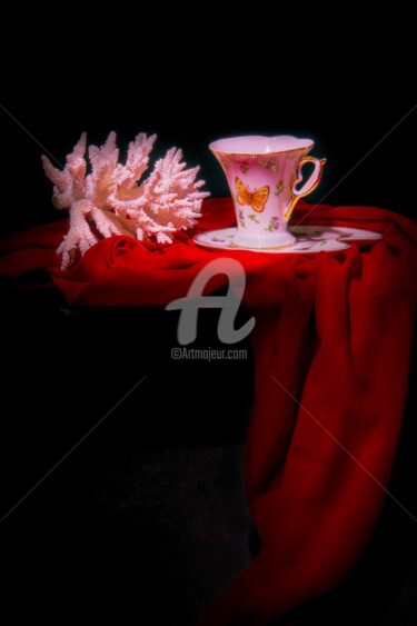 Fotografia intitolato "coffee-cup-and-cora…" da Benjamin, Opera d'arte originale
