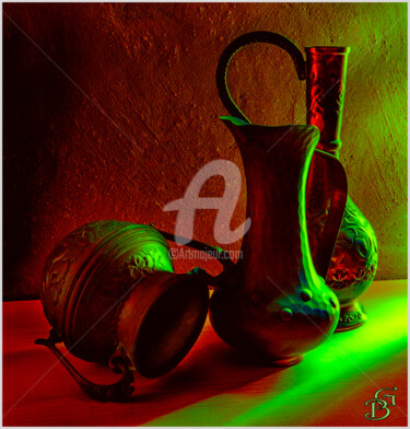 Fotografie getiteld "bronze-jugs-against…" door Benjamin, Origineel Kunstwerk