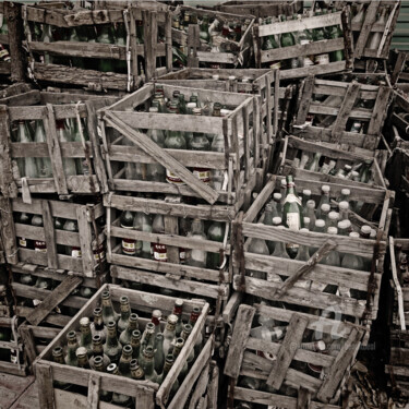 Fotografie mit dem Titel "Old wooden crates" von Benoit Beal (3enoit 3eal), Original-Kunstwerk, Digitale Fotografie