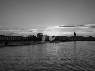 Photography titled "Donau - Wien" by Zsolt Beregi, Original Artwork, Digital Photography