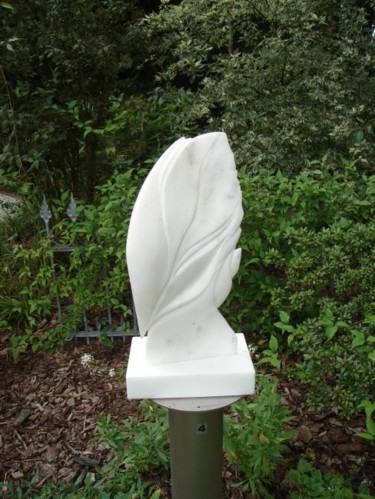 Skulptur mit dem Titel "autumn leaf" von Berendina De Ruiter, Original-Kunstwerk, Stein