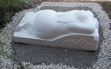 Sculpture intitulée "large reclining fig…" par Berendina De Ruiter, Œuvre d'art originale, Pierre