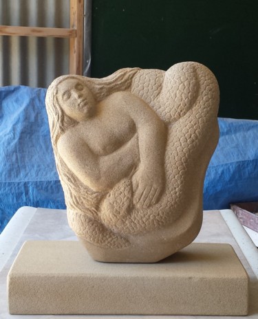 Escultura intitulada "Woman and snake" por Berendina De Ruiter, Obras de arte originais, Pedra