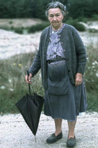 Photographie intitulée "vieille dame au par…" par Bernard Jacques, Œuvre d'art originale