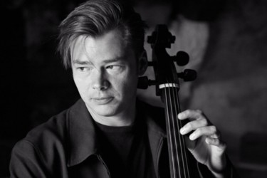 Photographie intitulée "le violoncelliste" par Bernard Jacques, Œuvre d'art originale