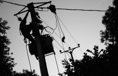 Fotografie getiteld "l'homme du transfo" door Bernard Jacques, Origineel Kunstwerk