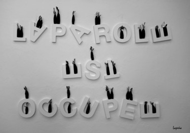 Escultura titulada "La parole est occup…" por Bernard Lapeña, Obra de arte original, Papel maché