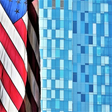 Photographie intitulée "flag and building" par Bernard Levy, Œuvre d'art originale, Photographie numérique
