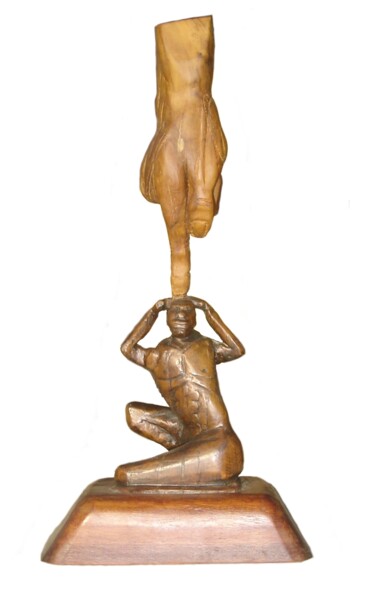 「Main basse sur l'Af…」というタイトルの彫刻 Bernard Sabathéによって, オリジナルのアートワーク, ウッド