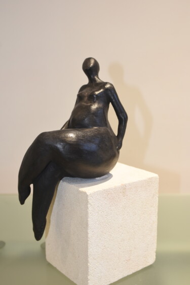 Sculpture titled "femme assise" by Bernard Schembri, Original Artwork, Terra cotta