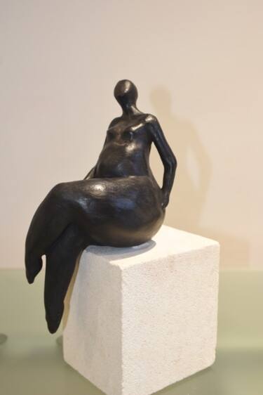 Skulptur mit dem Titel "femme assise" von Bernard Schembri, Original-Kunstwerk, Terra cotta