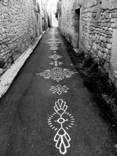 Photographie intitulée "rue sticker.(biz'ar…" par Bernard Vergier, Œuvre d'art originale