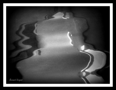 Photographie intitulée "pichet en eaux trou…" par Bernard Vergier, Œuvre d'art originale