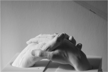 Photographie intitulée "mains jointes.(coll…" par Bernard Vergier, Œuvre d'art originale