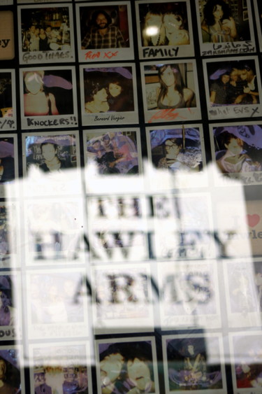 Fotografia intitulada "the hawley arms.(co…" por Bernard Vergier, Obras de arte originais