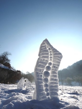 Fotografía titulada "Colonne de neige ve…" por Alain Bernegger, Obra de arte original, Fotografía digital