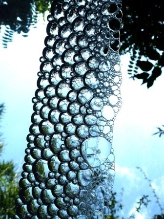 Installation intitulée "Mur de bulles" par Alain Bernegger, Œuvre d'art originale