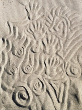 Installation intitulée "Mains de sable" par Alain Bernegger, Œuvre d'art originale