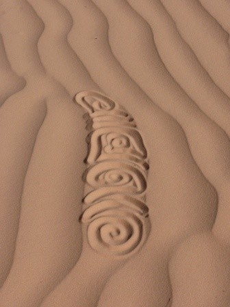 Aufbau mit dem Titel "Parure de sable" von Alain Bernegger, Original-Kunstwerk