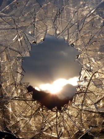 Sculpture titled "Au coeur de la cour…" by Alain Bernegger, Original Artwork, Ice Mounted on Aluminium