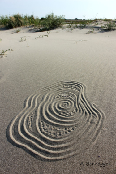 Instalación titulada "Motifs sur le sable" por Alain Bernegger, Obra de arte original