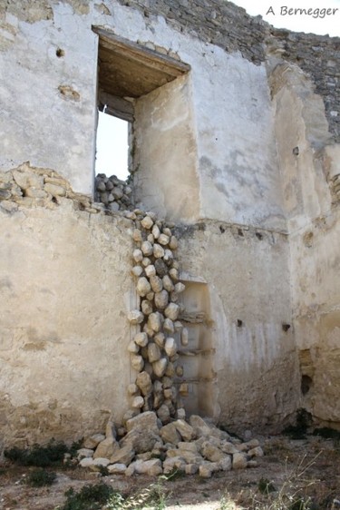 Instalación titulada "Cascade de pierres" por Alain Bernegger, Obra de arte original